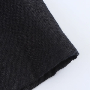 Détail rapproché montrant la texture tissée de haute qualité du tissu en lin noir