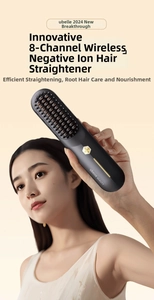 Détail de la brosse lissante ionique sans fil avec accents dorés et huit canaux d'ions