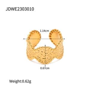 Détail du bijou d'oreille tissé en acier inoxydable doré 18K, taille 1,14 cm et 0,62 g