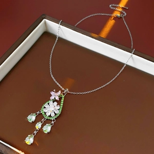 Dettaglio della collana in argento con ciondolo a fiore in zircone verde e goccia