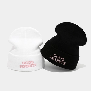 Bonnets en maille noire et blanche avec broderie rose 'GOD'S FAVORITE' style urbain