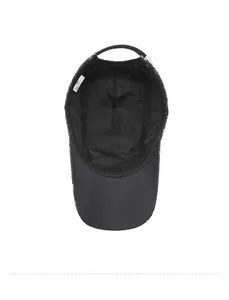 Gros plan des coutures internes et de l'étiquette d'entretien d'une casquette noire