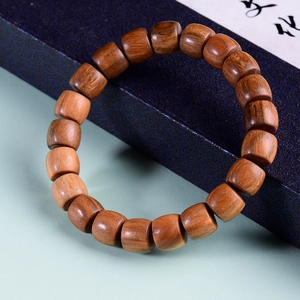Gros plan de perles en bois de santal poli avec texture de grain de bois naturel