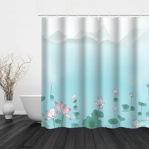 Detail eines wasserfesten Polyester-Duschvorhangs mit Aquarell-Bergen und Lotusblüten-Motiv