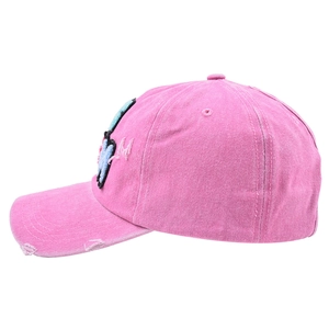 Vue détaillée casquette en coton rose avec bord usé et broderie latérale chic