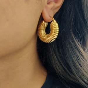 Gedrehte Croissant Gold Creolen für Damen aus hochwertigem Edelstahl Material
