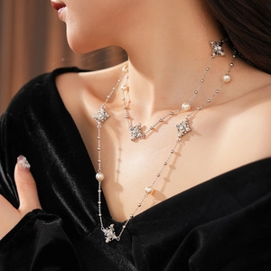 Détails du collier de perles argenté multicouche avec pendentifs croix et trèfle diamant