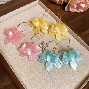Boucles d'oreilles fleurs en résine rose jaune et bleue de style vacances d'été élégant