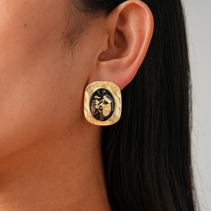 Boucles d'oreilles dorées ovales vintage avec émail noir et motif carrosse en relief