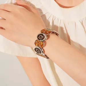 Bracelet étoile vintage en émail et zircon sur base argentée porté avec élégance