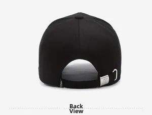 Vista dettagliata del retro del cappellino nero con fibbia in metallo regolabile