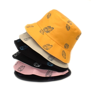 Chapeau bob réversible en coton avec imprimé papillon en jaune, beige, rose et noir
