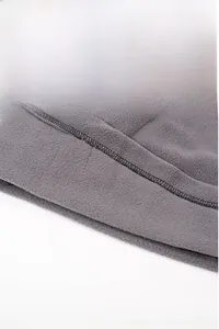 Gros plan sur polaire gris foncé montrant les coutures plates et la texture chaude