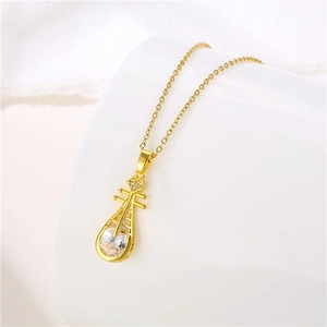 Dettaglio della collana pipa placcata in oro 18K con zircone a forma di goccia incastonato