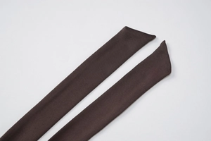 Gros plan détaillé sur la texture du tricot marron foncé et les coutures du haut à lacets