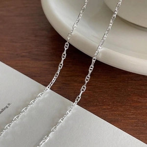 Minimalist 925 sterling silver necklace featuring a classic oval pig nose link buckle