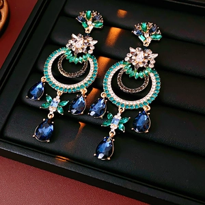 Gros plan détaillé de boucles d'oreilles vintage dorées avec gouttes de cristal