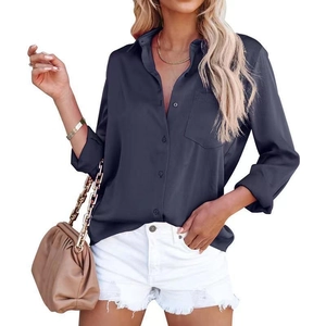 Détail d'une chemise à manches longues en satin de soie avec poche de poitrine