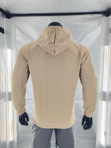 Detail des sandfarbenen Waffelstrickstoffs und der Rippbündchen am Herren-Hoodie