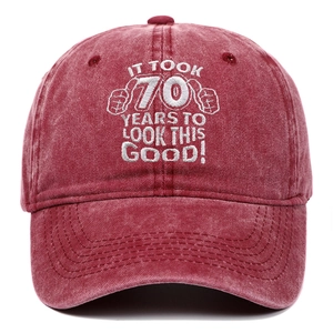 Détail de la casquette bordeaux en coton délavé avec broderie du 70e anniversaire et coutures