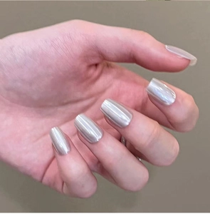 Détails d'ongles press-on œil de chat argentés avec une finition nacrée métallique