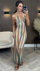 Gros plan détaillé de la robe longue bohème au crochet avec motif ondulé et décolleté en V dos nu