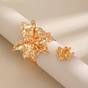 Künstlerisches goldenes Blumenschmuck-Set mit strukturiertem Armreif und passendem Ring