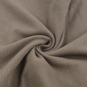 Vista macro de tejido de punto acanalado de alta densidad con textura y elasticidad caqui