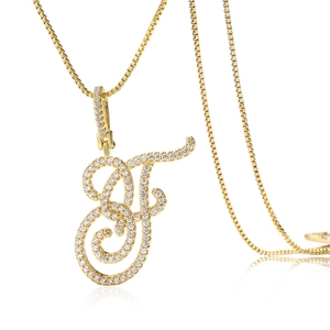 Détail du collier avec pendentif lettre F dorée orné de zircons brillants de style hip-hop