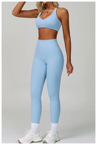 Completo yoga azzurro con canotta a vogatore e leggings a vita alta in tessuto tecnico