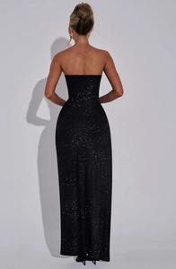 Détail du tissu noir scintillant et vue arrière de la robe maxi bustier ajustée
