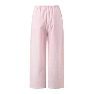 Details einer pink-weiß gestreiften Hose mit weitem Bein und bequemem elastischem Bund