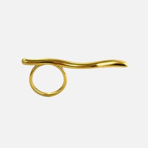 Bague minimaliste en acier inoxydable plaqué or 18k avec un design de barre ondulée