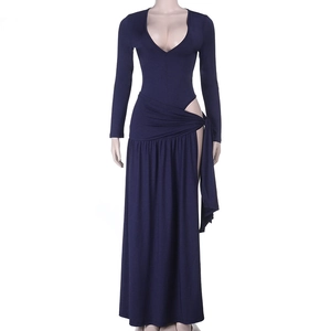 Détail d'une robe en maille bleu foncé avec décolleté en V et découpe à la taille