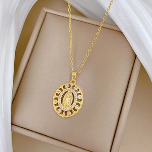 Collier doré luxueux avec portrait ovale et cristaux étincelants sur fond en soie