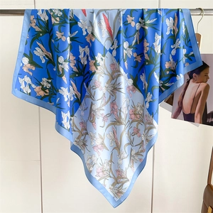 Carré de soie floral bleu 90x90cm avec imprimé floral élégant et design de luxe pour femme