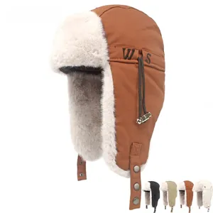 Detail der Wintermütze mit dickem Kunstfellfutter und winddichten Ohrenklappen