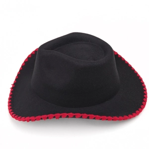 Détail d'un chapeau de cowboy en feutre noir avec surpiqûres rouges sur le bord du bord
