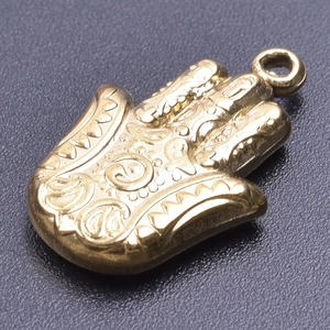Macro du pendentif main de fatma avec gravure en relief détaillée plaqué or 18 carats