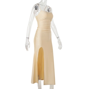 Détail d'une robe élégante en satin champagne avec fente latérale haute et plis à la taille