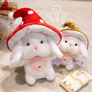 Mignonnes peluches lapins blancs portant des chapeaux champignons rouges et marron