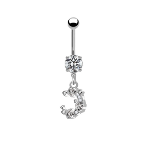 Piercing de nombril en acier argenté avec pendentif en C et zircons en forme de cœur