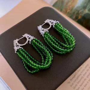 Boucles d'oreilles pampilles argentées avec perles vertes et zircon de style vintage