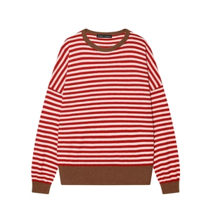 Pull en maille rayé rouge et blanc avec des finitions en tricot côtelé marron aux bords