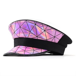 Détail de la casquette militaire holographique rose avec motif de grille géométrique