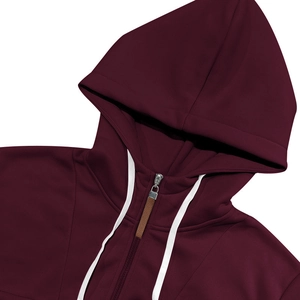 Dettaglio della felpa con cappuccio bordeaux con coulisse bianche e trama di alta qualità