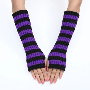 Dettaglio di scaldabraccia a righe viola e nere con trama a maglia fine