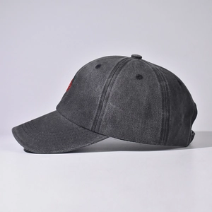 Vista laterale di un cappellino da baseball in cotone lavato grigio scuro con ricamo fragola