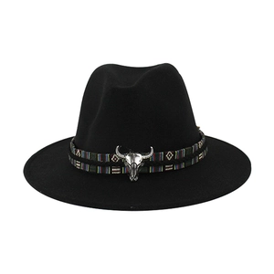Elegante cappello fedora in lana nera con decorazione testa di toro argentata