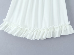Detailopname van de elegante witte gelaagde ruchezoom en fijne stoffen textuur